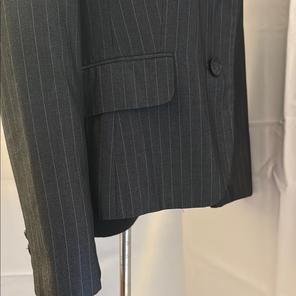 Ann Taylor lined fitted Women's Grey and Blue Pinstripe Blazer. Size 8. - Picture 4 of 12